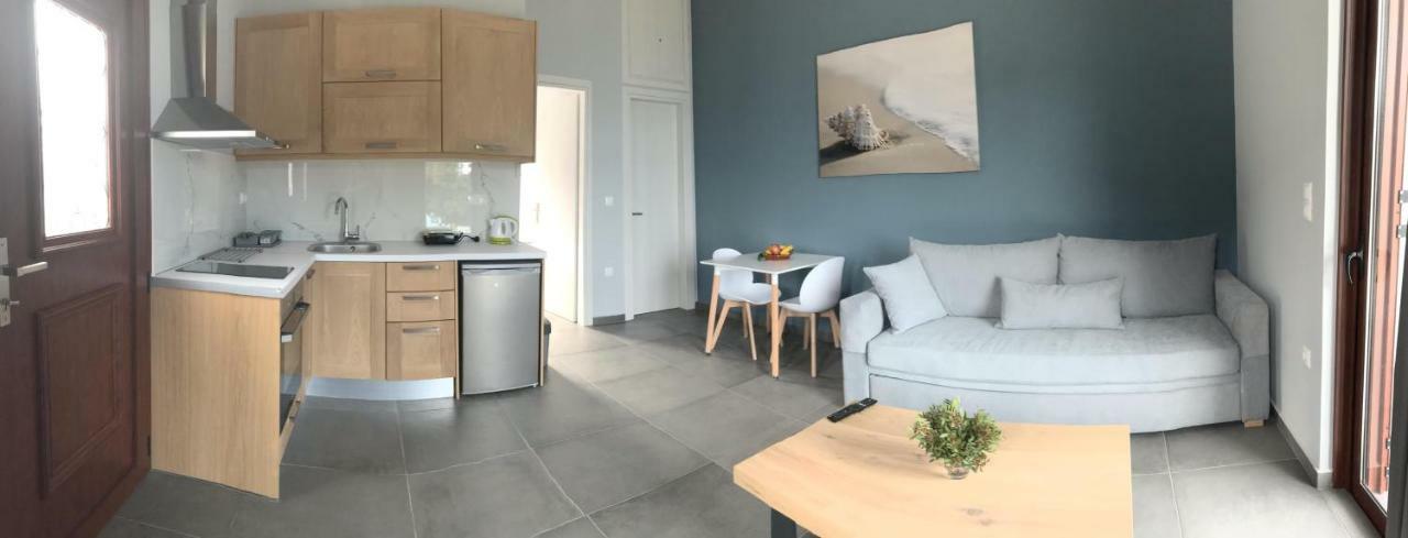 Light Blue House 3 Apartments Poulithra Ngoại thất bức ảnh